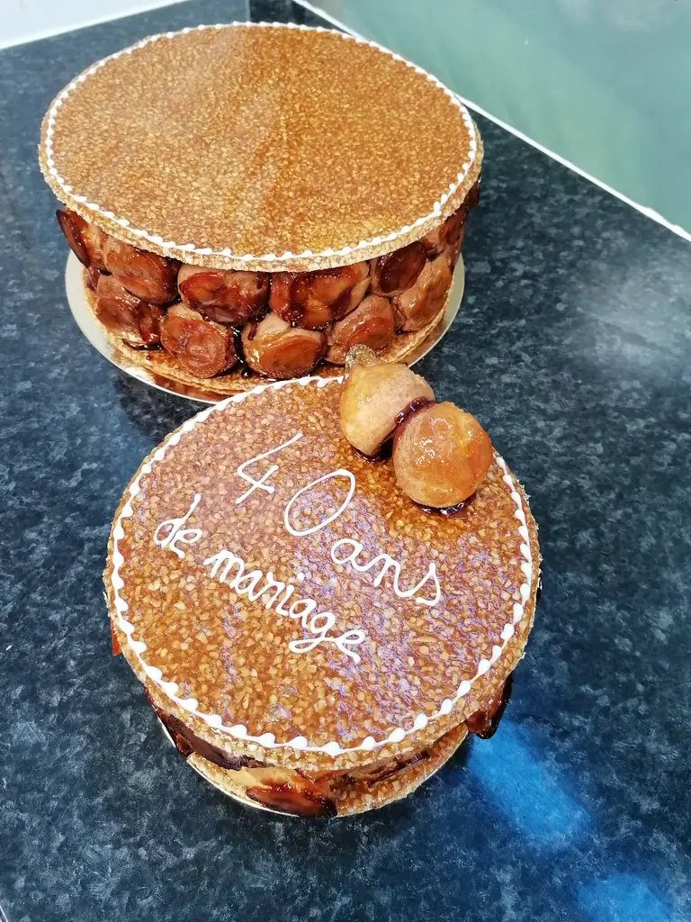 Pièce montée à deux étages 